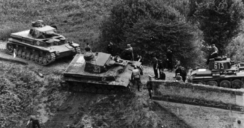 Heisenberg_PzVI's tweet photo. 1940年5月フランス
ドイツ国防軍第7装甲師団の #4号戦車 が路肩に落ちそうになり車列が停止した。なぜ進撃が止まったか確認するためロンメルが現場を確認している
2枚め左側。3枚目左のファイルを持つ人物 #ErwinRommel #38t戦車 https://t.co/xUUurj6LjK