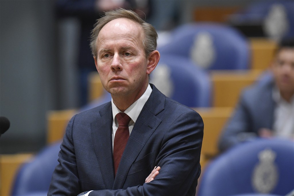 RTLnieuws's tweet photo. D66-Kamerlid Lisa van Ginneken laat weten teleurgesteld te zijn. Dat schiet SGP-Kamerlid Kees van der Staaij in het verkeerde keelgat. https://t.co/M57fY0WR6m https://t.co/07pSGVR9bd