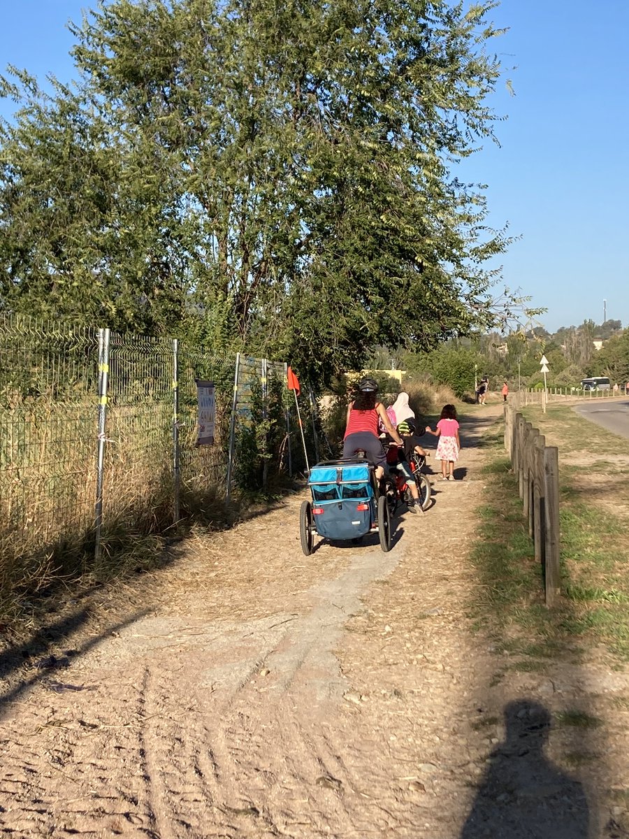 ArnauAmat's tweet photo. Agrair a @aj_vic que no només no ens hagi arreglat el carril bici fins a l’escola Andersen, sinó que no hagi fet res per tenir cura del camí compartit amb vianants. D’aquesta manera, les nenes i els nens queden encallats amb la sorra i deixen de voler venir amb bici a l’escola https://t.co/EINvfDtKhB