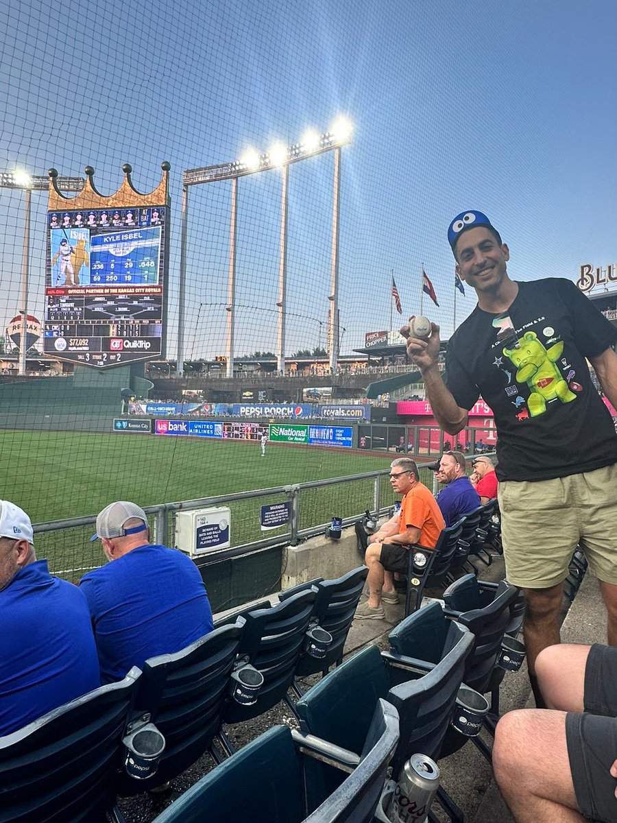 SheikhJarrahS's tweet photo. @MatthewBerryTMR @croucherJD 10 NFL loving Australians are currently in Kansas City too for the huge opener tonight. Loving the vibe in the city. Have already claimed a Royals foul ball. Hope to bump into you around the city or at the game. Enjoy! #13Reloaded LFG #Jay10 🐨💚💛🏈 https://t.co/3azeW2e6Wb