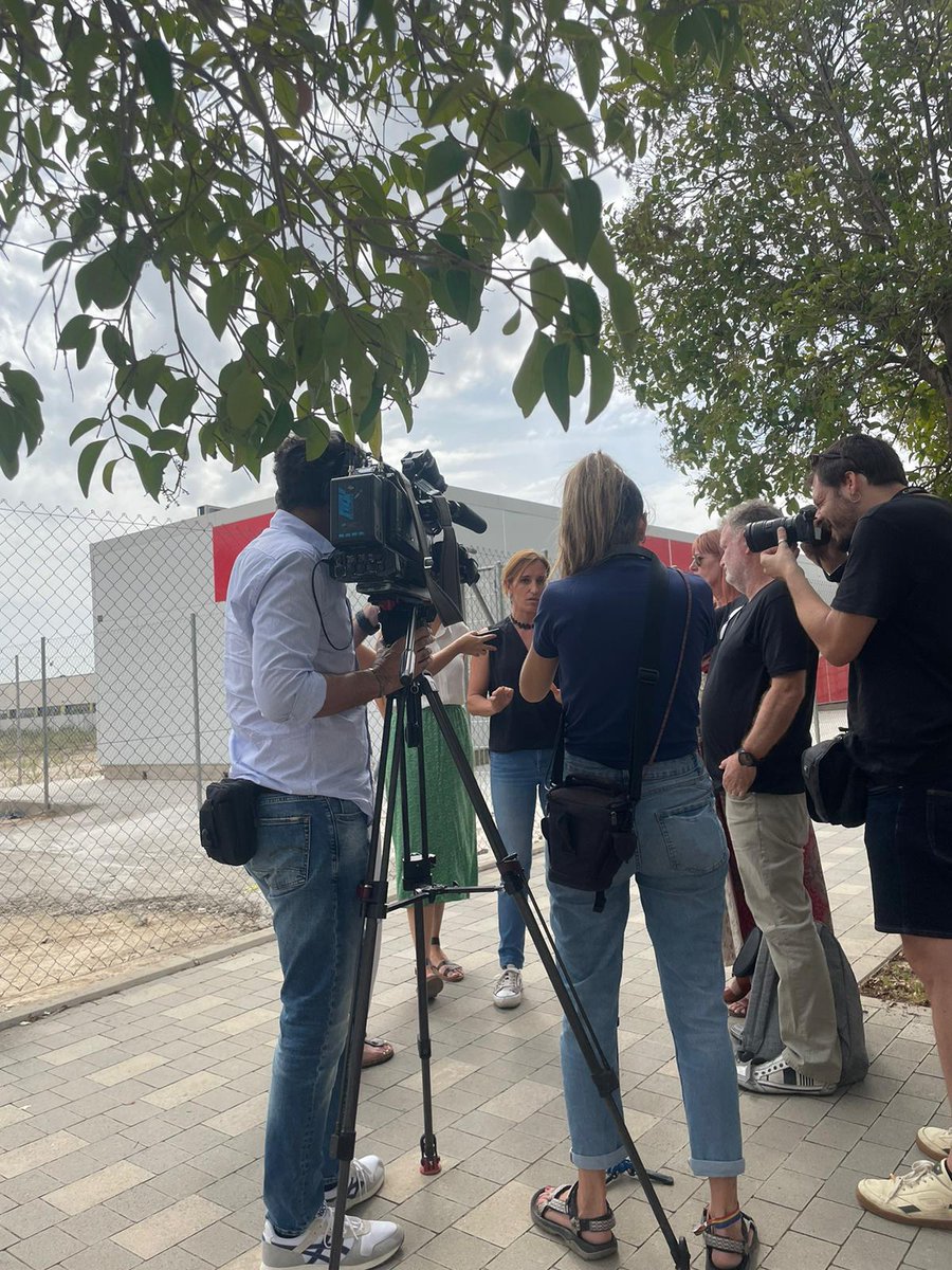 Hoy Mónica García y María Pastor visitan las precarias instalaciones del CEIP Nuria Espert y se interesan por el nulo avance en el desarrollo de infraestructura educativa del barrio.
A las 15.45 se emite en TVE con declaraciones de familias afectadas.