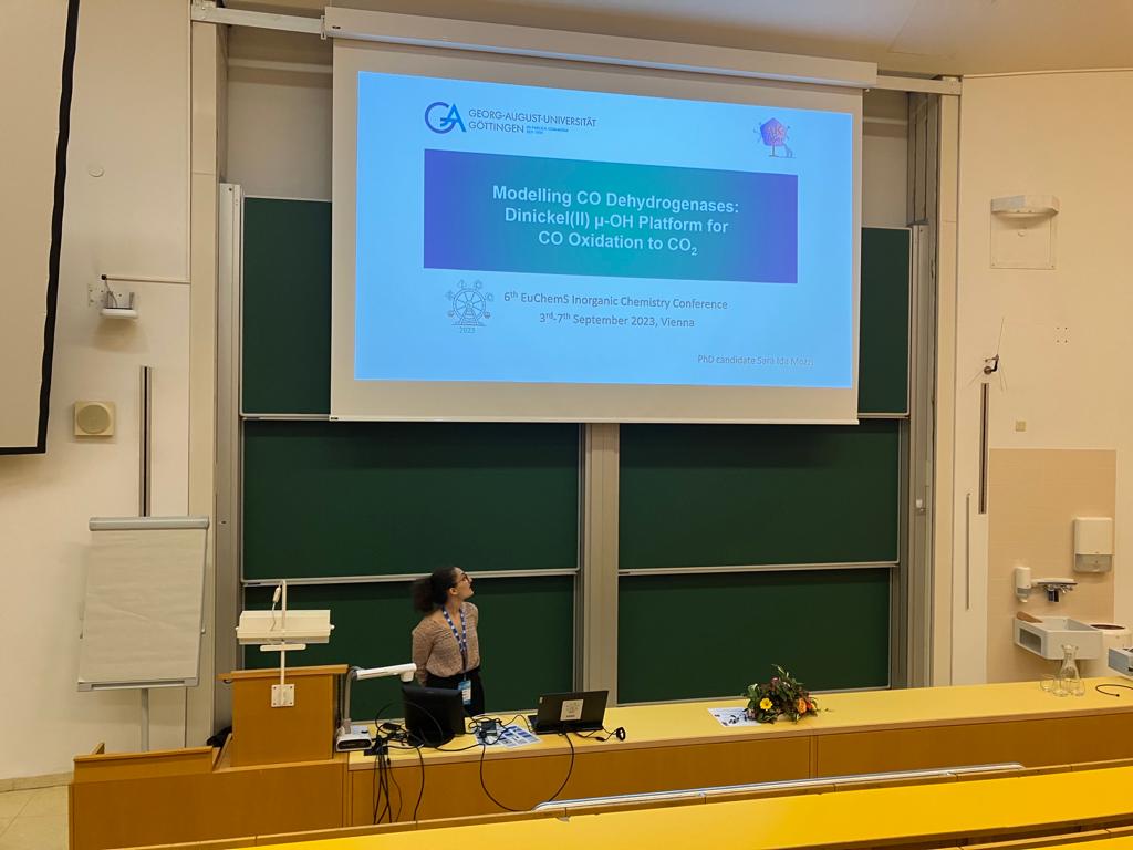 This week, we had 3 of our current and one former member of the group present their exciting findings in the field of Magnetism, small-molecule activation, Bioinorganic chemistry and polymerizatio chemistry <a href="/eicc6_vienna/">EICC6</a> in Vienna 🇦🇹
.
.
<a href="/TingyiChen8/">Ting-Yi Chen</a>, <a href="/Wynn726/">Wang Yue</a>, Sara &amp; Moritz 🙌🏻