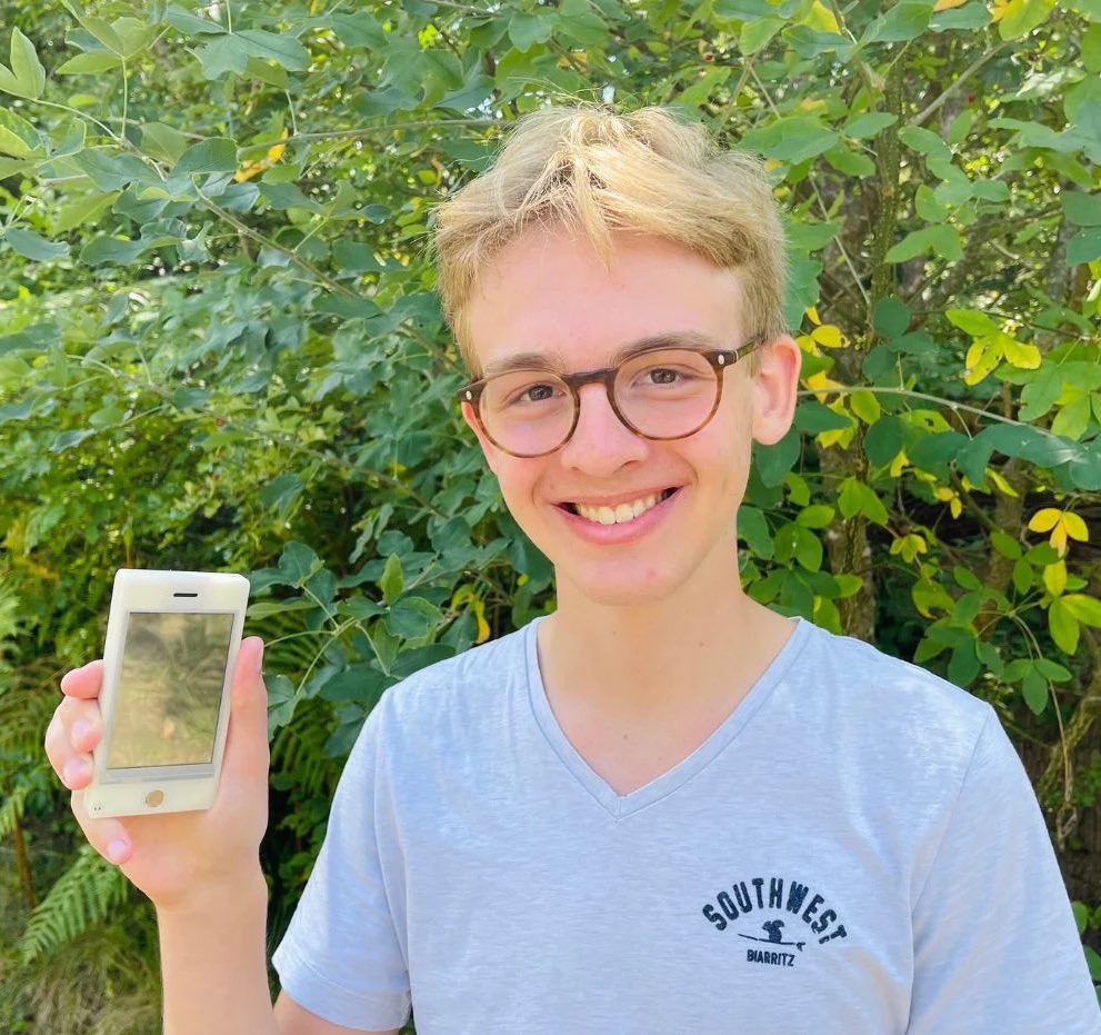 GossipRoomOff's tweet photo. 🚨 Gabriel Rochet, un lycéen de 16 ans, a créé de toutes pièces un téléphone portable. Il a réalisé ce défi personnel dans le but de permettre aux gens de fabriquer eux-mêmes leur téléphone pour la somme de 30 euros.

Le "Paxo phone", comme il l’a baptisé, permet d'envoyer des messages, recevoir des messages et passer des appels. L'appareil possède également un GPS, une horloge et une calculatrice. Et pour un peu de fun, le jeune homme a eu l’excellente idée d’y installer le mythique jeu Snake. Ce projet lui a demandé 3 ans de travail ! 👏📱 (via Le Parisien)