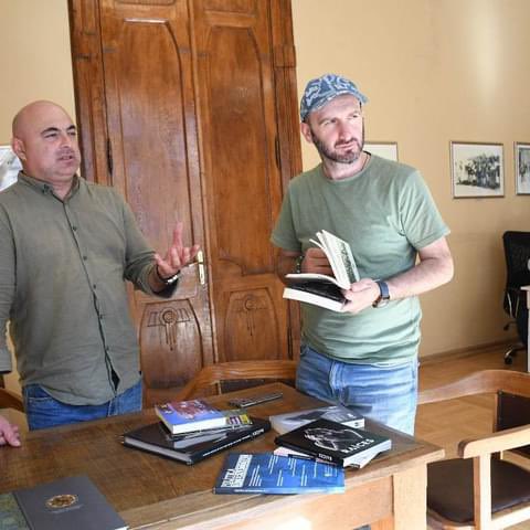 EmbaGTTurkiye's tweet photo. #Guatemala realiza una segunda donación de libros de autores guatemaltecos a la Biblioteca Nacional del Parlamento de #Georgia @nplgofficial, gracias a la colaboración del Embajador georgiano en Türkiye @GeorgeJanjgava y al Cónsul Honorario de 🇬🇹 en 🇬🇪 @Cholagio. 📚📖📕

🇬🇹🤝🇬🇪 https://t.co/8JkmCliQXg