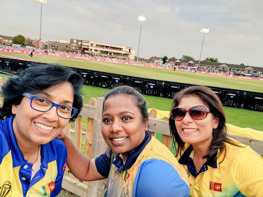 With these 🏏 Legends at Derbyshire County CC. Congratulations SL 🎉🎉🎉 🥰. #SriLankaWomensCricket #EnglandWomensCricket #SPCC #SPCCW #Sapphire ❤️💚💙