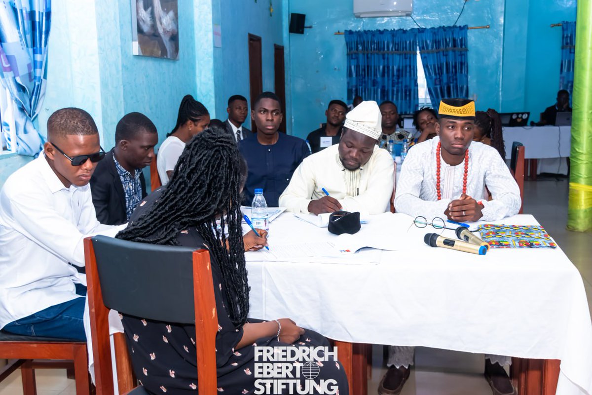 La Session 4 du #JLB2023 se poursuit!
Cette matinée, nous abordons des sujets cruciaux : l'extrémisme violent, le terrorisme, et la question du genre.
Nos experts <a href="/estelledjanato1/">ADJIWANOU</a>, spécialiste en genre et sécurité, et @ChristelleMEDAHO, militante féministe ont présenté,⤵️