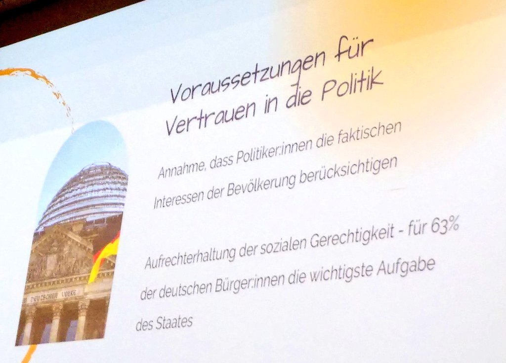 JuliaKrohmer's tweet photo. Spannender Vortrag über Vertrauen als Grundlage für gemeinsames Handeln von Ruth Habermehl von den @Psychologists4F, bei der gemeinsamen #LearningLounge zum Thema #Klimakommunikation mit den @s4f_ffm gestern Abend. https://t.co/krF9sUCJ8i