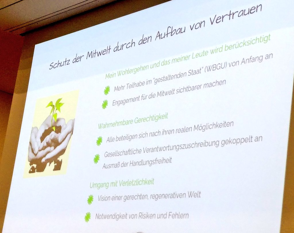 JuliaKrohmer's tweet photo. Spannender Vortrag über Vertrauen als Grundlage für gemeinsames Handeln von Ruth Habermehl von den @Psychologists4F, bei der gemeinsamen #LearningLounge zum Thema #Klimakommunikation mit den @s4f_ffm gestern Abend. https://t.co/krF9sUCJ8i