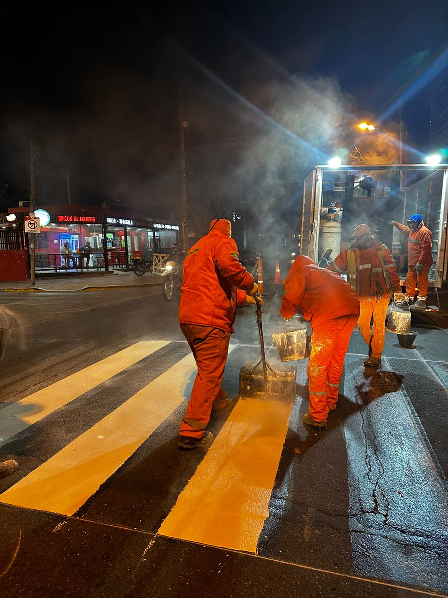 TodosRincon's tweet photo. 🚧Desde la Subsecretaría de Servicios Auxiliares se dió comienzo a las tareas de demarcación vial sobre sendas peatonales de Av. Santa María.

#TogreEsMiVida 
#Zamora2023 
#MeQuedoAquí https://t.co/Lc07EbELHu