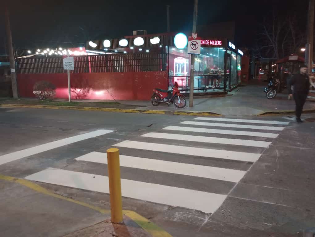 TodosRincon's tweet photo. 🚧Desde la Subsecretaría de Servicios Auxiliares se dió comienzo a las tareas de demarcación vial sobre sendas peatonales de Av. Santa María.

#TogreEsMiVida 
#Zamora2023 
#MeQuedoAquí https://t.co/Lc07EbELHu