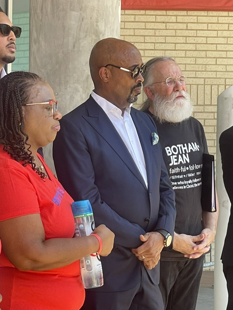 edgray1906's tweet photo. Rainbow/Push Coalition President @friendshipwest Pastor Frederick Haynes supports #BothamJean Family as they push for Justice 5 years later, after #AmberGuyger no accountability just a street sign https://t.co/WrFcDnN1mZ