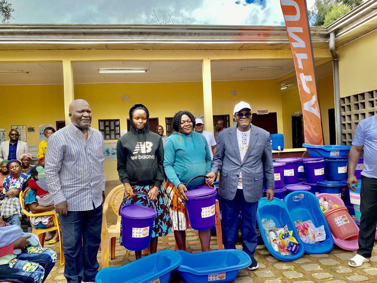 UNFPACameroon's tweet photo. #SantéMaternelle:En marge de la retraite du bureau,le RR UNFPA @DrJustinKoffi remet des "baby box" à 6️⃣0️⃣mères allaitantes &amp; 👩🏾 enceintes dans le District de Santé de Bana lors d'une cérémonie, présidée par M.Sanga Jean-Baptist, Maire de Bana au Centre de Santé Intégré de Bapouh https://t.co/KcKLjwvLtz