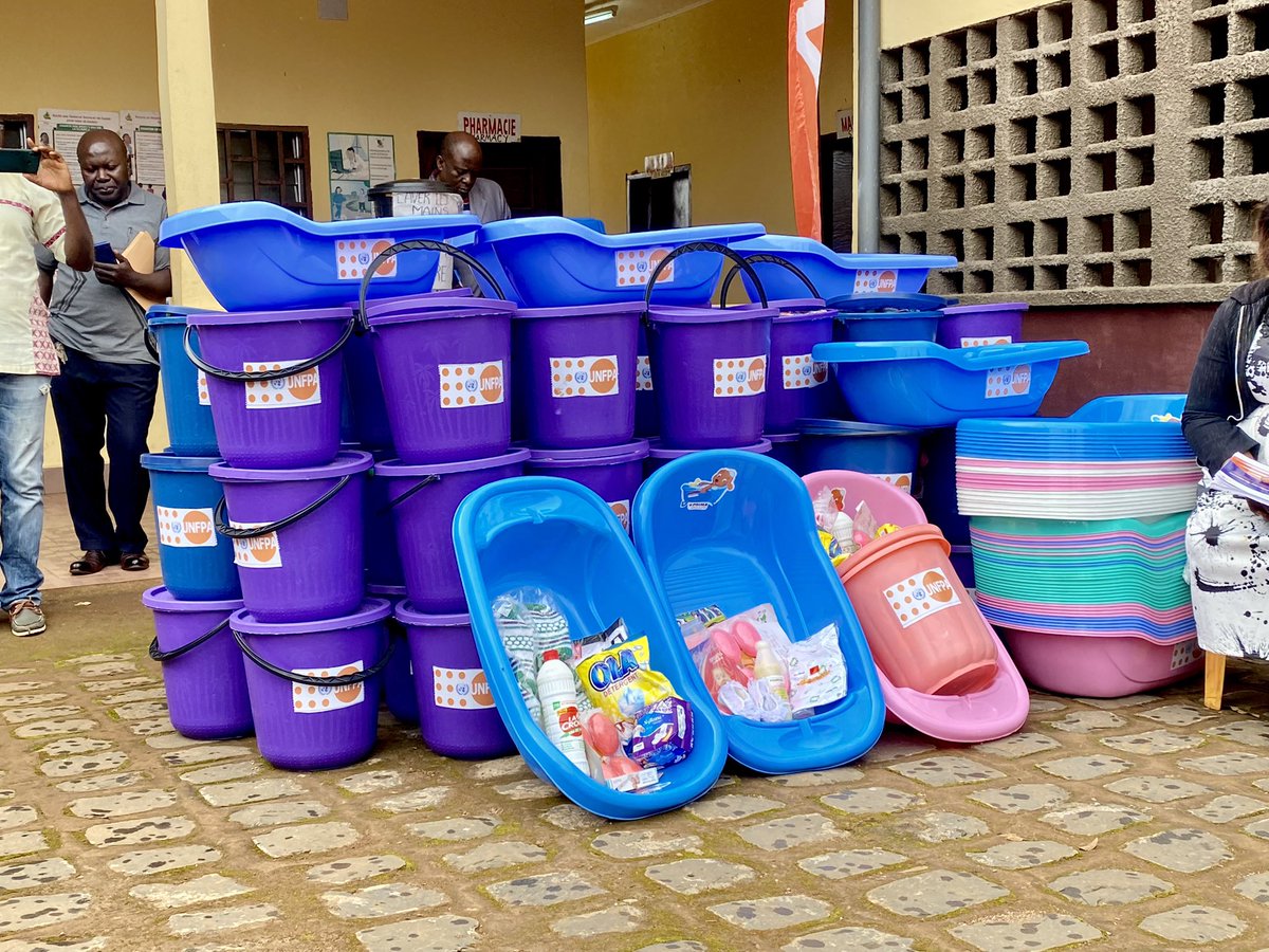 #SantéMaternelle:En marge de la retraite du bureau,le RR UNFPA <a href="/DrJustinKoffi/">Dr. Justin Koffi</a> remet des "baby box" à 6️⃣0️⃣mères allaitantes &amp; 👩🏾 enceintes dans le District de Santé de Bana lors d'une cérémonie, présidée par M.Sanga Jean-Baptist, Maire de Bana au Centre de Santé Intégré de Bapouh
