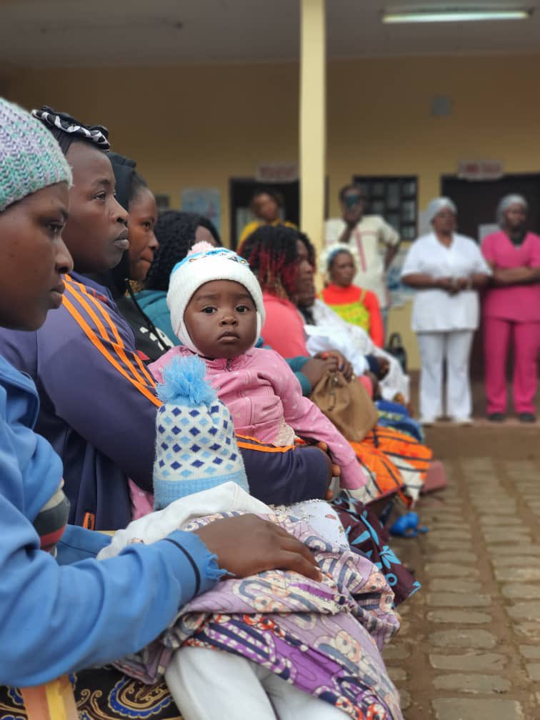 UNFPACameroon's tweet photo. #SantéMaternelle:En marge de la retraite du bureau,le RR UNFPA @DrJustinKoffi remet des "baby box" à 6️⃣0️⃣mères allaitantes &amp; 👩🏾 enceintes dans le District de Santé de Bana lors d'une cérémonie, présidée par M.Sanga Jean-Baptist, Maire de Bana au Centre de Santé Intégré de Bapouh https://t.co/KcKLjwvLtz