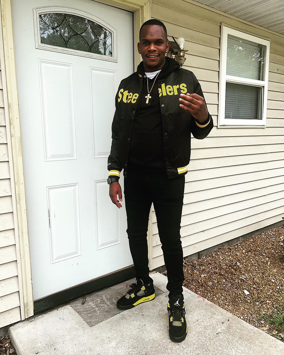 tjtaylor_21's tweet photo. My mama told me she don’t want no bread 🍞💰💸 she rather see me smile 😎💛🖤 https://t.co/V0PgbEgaKM