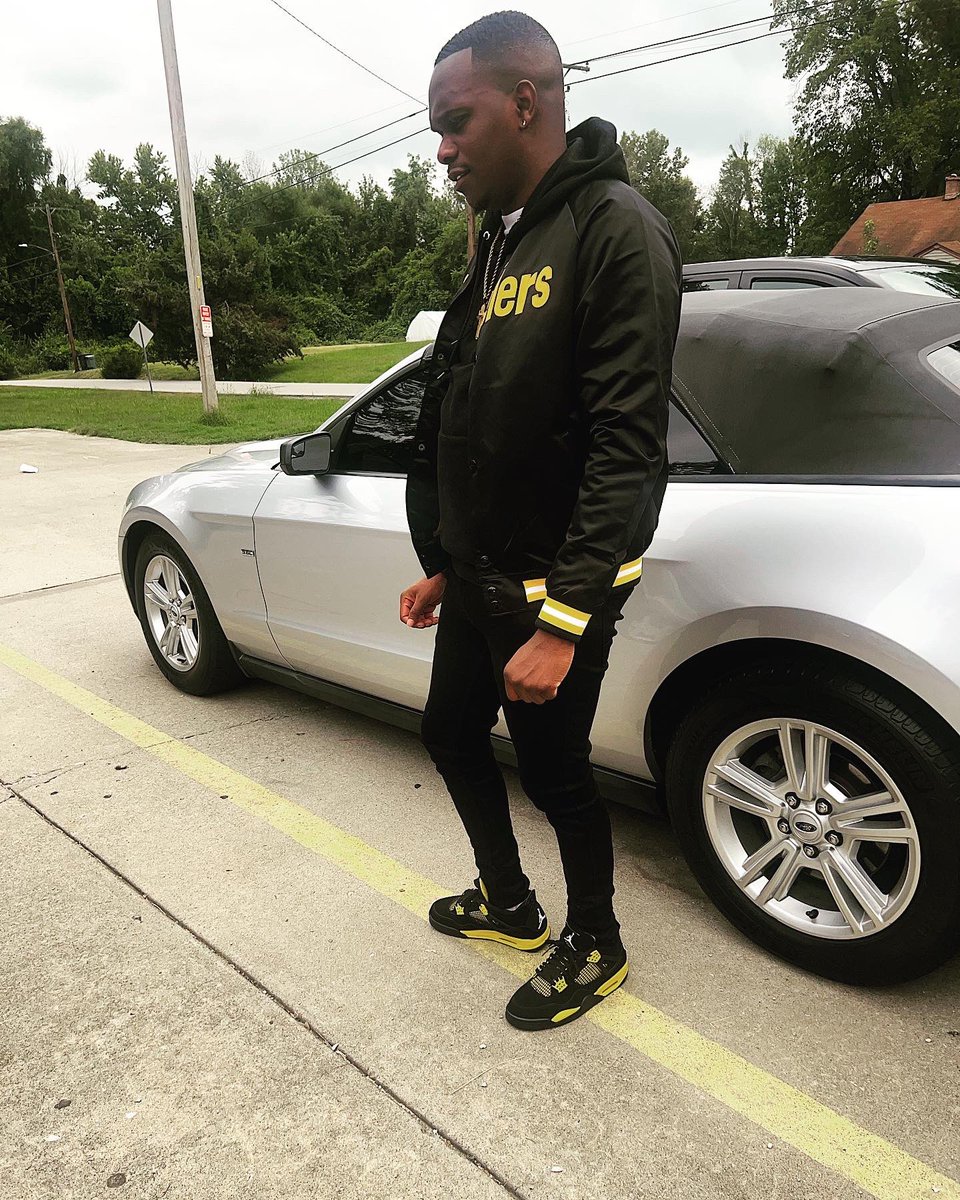 tjtaylor_21's tweet photo. My mama told me she don’t want no bread 🍞💰💸 she rather see me smile 😎💛🖤 https://t.co/V0PgbEgaKM