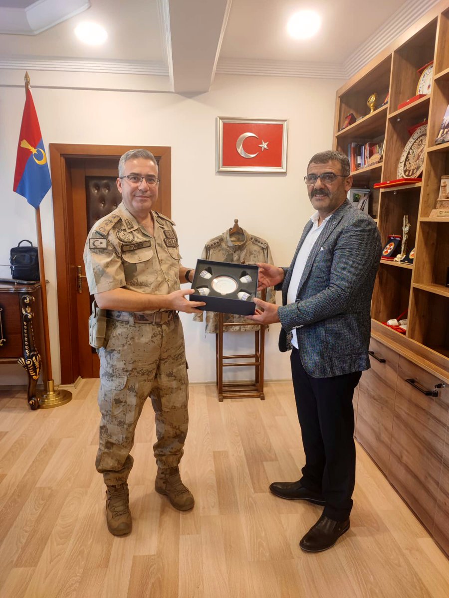 hizmetiselazig's tweet photo. Şube Başkanımız @Mustafa70960372 , Yönetim Kurulu Üyelerimiz ,Nusret KARATAŞ,Serkan ÇETİNTAŞ ve Ramazan ÖZDEMİR İl Jandarma Alay Komutanı Albay Murat EVREN’i ziyaret ettiler. 
Değerli Komutanımız Sayın EVREN’e göstermiş oldukları ilgi ve alakaları nedeniyle teşekkür ederiz. https://t.co/7zcB2vHyQw