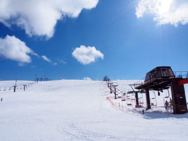Rookys_net's tweet photo. 🎿 スキー場でのアルバイトに興味ある学生は必見！
初心者でも安心！リフト操作からレストランスタッフまで、多様な仕事があります。🏂安全第一で、コミュニケーション能力も磨ける仕事ですよ！

詳しくはこちら👇
【2023年版】スキー場のアルバイトとは？仕事内容から注意点まで詳しく解説
https://t.co/2atwz8Wiuh

#学生の仕事探しはRooky #スキー場アルバイト #冬のバイト