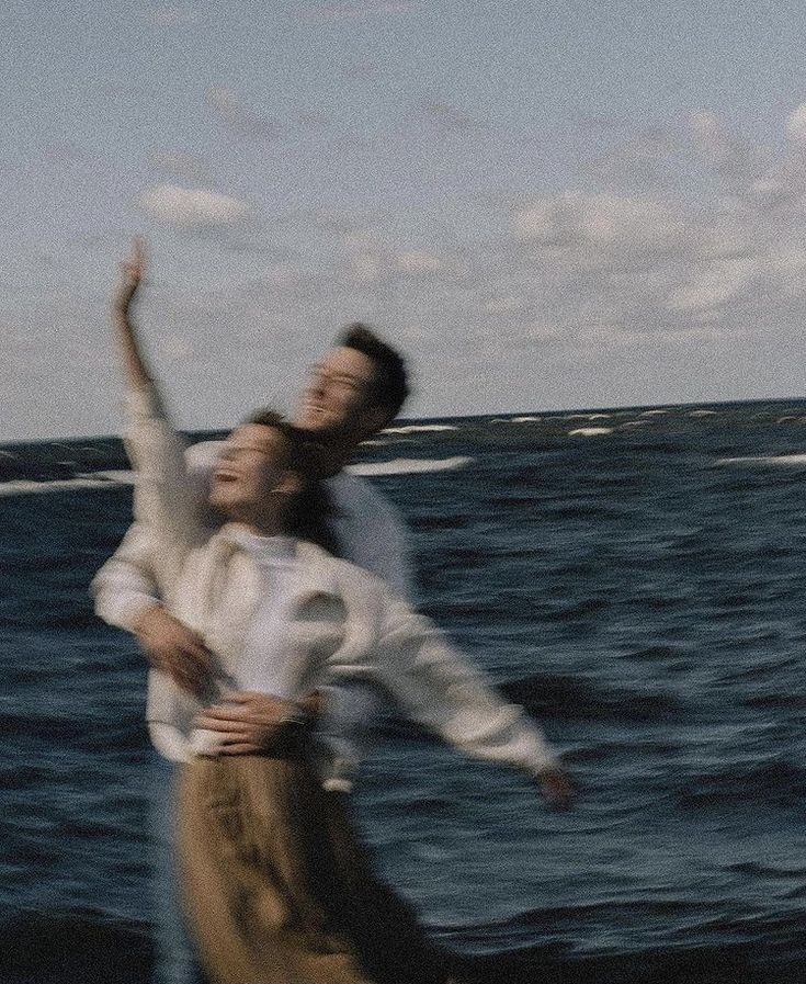 Ben senin;
Sevgilin, 
eşin, 
baban
ağabeyin, 
arkadaşınım..
Biri bitse biri kalır,
Seni hiç bırakmayacağım.

Cemal Süreya