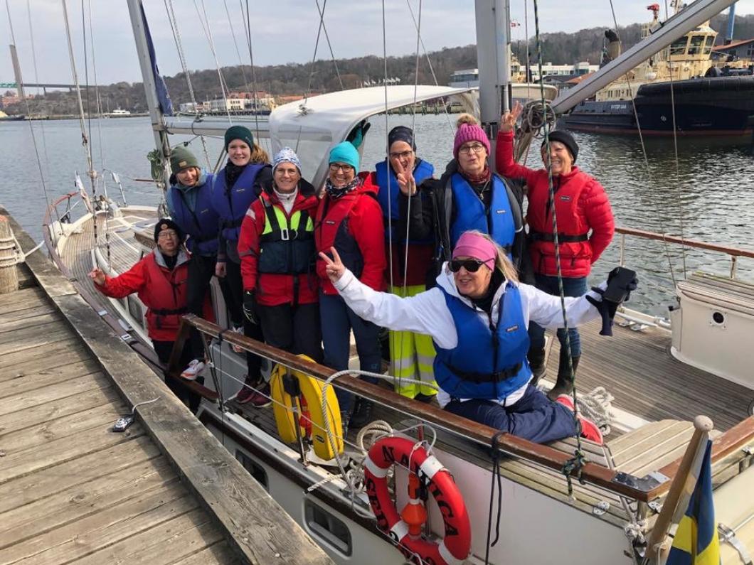 Visste du att: Redan för 100 år sedan när <a href="/Kryssarklubben/">Sve.Kryssarklubben</a> bildades var kvinnor välkomna som medlemmar, eftersom syftet var att bilda en förening för familjer på sjön. För kvinnor finns även Qvinna Ombord, har utbildningar speciellt för kvinnor. sxk.se/qvinna-ombord