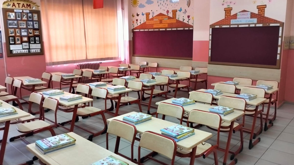 mugla_mem's tweet photo. ÜCRETSİZ DERS KİTAPLARI VE YARDIMCI KAYNAKLAR📚✔️

Bakanlığımızca, 2023-2024 eğitim öğretim yılında öğrencilere ücretsiz verilmek üzere özenle hazırlanan ders kitapları ve yardımcı kaynaklar, öğrencilerimize teslim edilmek üzere okul sıralarında yerini aldı.

@tcmeb @emrecay55 https://t.co/L1SJaGt7DY