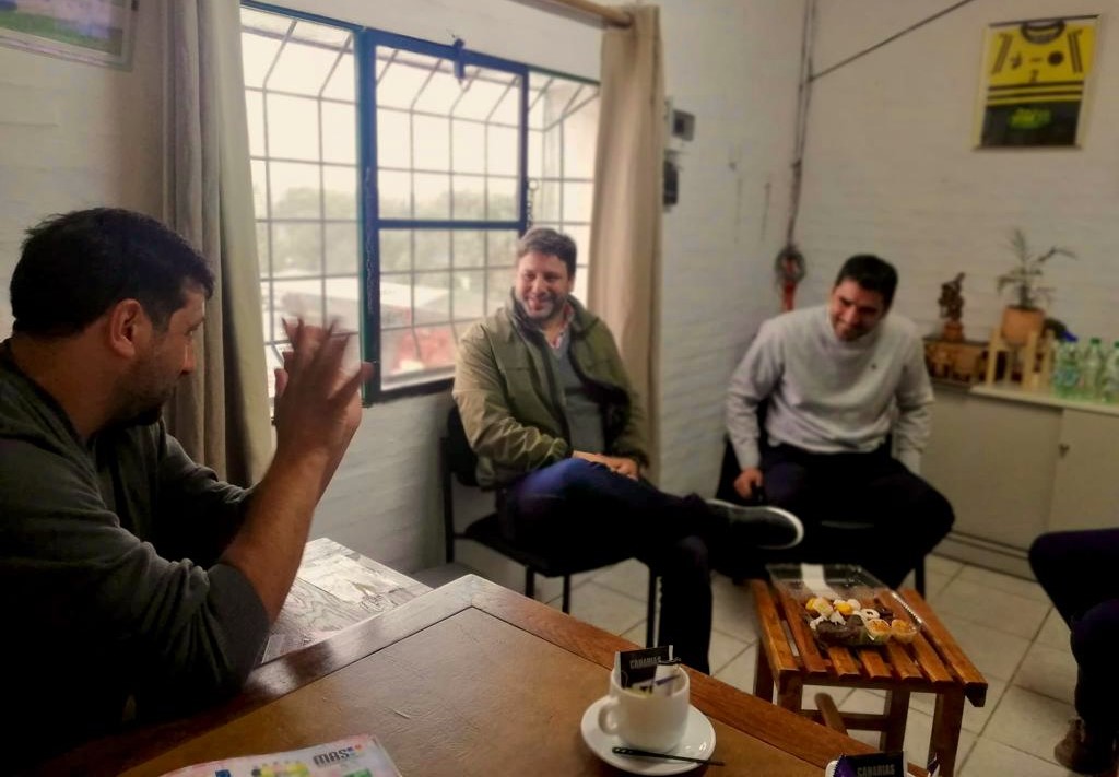 ANDEUruguay's tweet photo. 📍En Fray Bentos, nuestro dir. @Martin_Ambrosi_ visitó empresas que trabajan junto al #CentroPyme.
Estuvo recorriendo el paseo de compras Don José, la cafetería Helianthus -que también vende productos naturales y saludables, y la tapicería Machado. https://t.co/utyBn1xQQ9