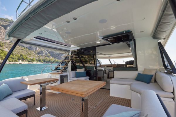 Prestige M48, 130 m2 d'espace habitable pour vivre sur l'eau 
👉 bateaux.com/article/43984/…