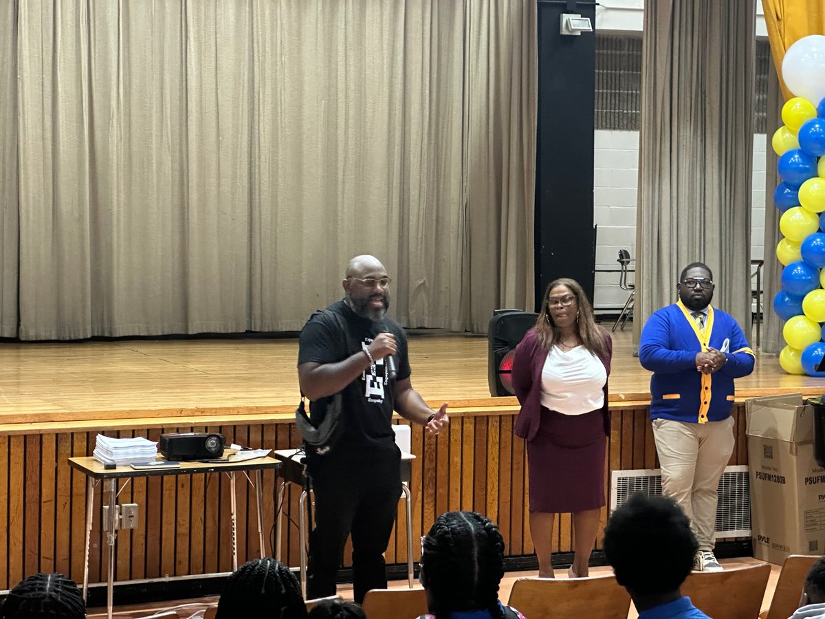 MiddleSchool267's tweet photo. Welcome to our amazing #D16 Superintendent, Mr. Brandon Mims! We love his dedication, commitment and energy! Together, we will succeed!  #MS267 https://t.co/LjnDqbELLc