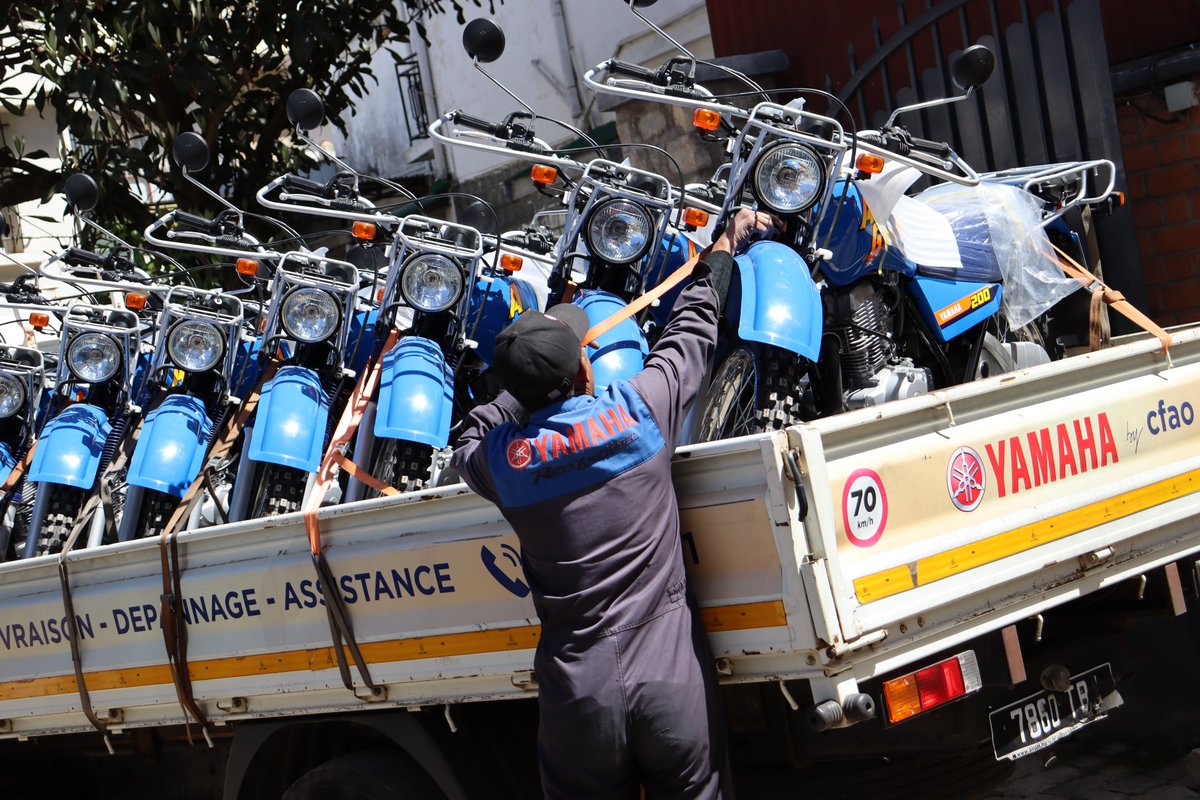 UNOPS_AFRCent's tweet photo. Dans les zones enclavées du Sud de Madagascar, l'UNOPS appuie la lutte contre les #ChangementsClimatiques. 
Grâce aux fonds de la @BM_Afrique, les motos procurées par l’UNOPS permettront aux chefs de cantonnement forestiers de suivre les activités de reboisement.
#BâtirLAvenir https://t.co/RLBCIUlqC4