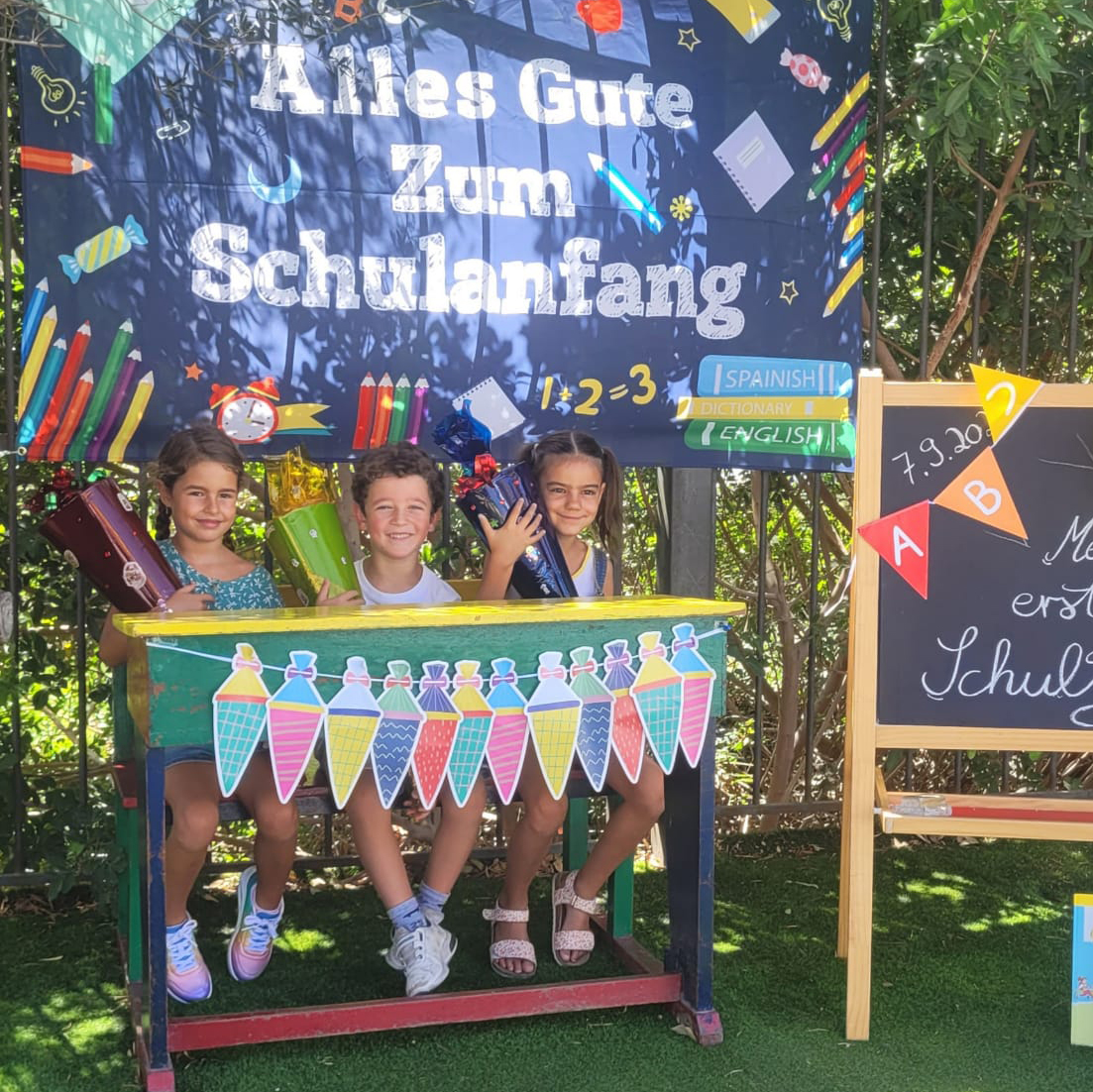 ColeHeidelberg's tweet photo. ¡Bienvenidos al emocionante mundo de Primaria! 🎒✨ Los alumnos de 1º, con sus Schultüte en mano, acompañados por sus familias y con el cariño de sus profesores, comienzan hoy una nueva etapa llena de aventuras y aprendizaje. ¡Feliz vuelta al cole! 📚📝 https://t.co/RpOKjjtYW4