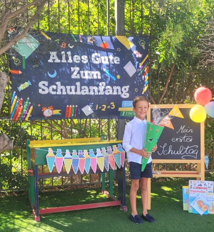 ColeHeidelberg's tweet photo. ¡Bienvenidos al emocionante mundo de Primaria! 🎒✨ Los alumnos de 1º, con sus Schultüte en mano, acompañados por sus familias y con el cariño de sus profesores, comienzan hoy una nueva etapa llena de aventuras y aprendizaje. ¡Feliz vuelta al cole! 📚📝 https://t.co/RpOKjjtYW4