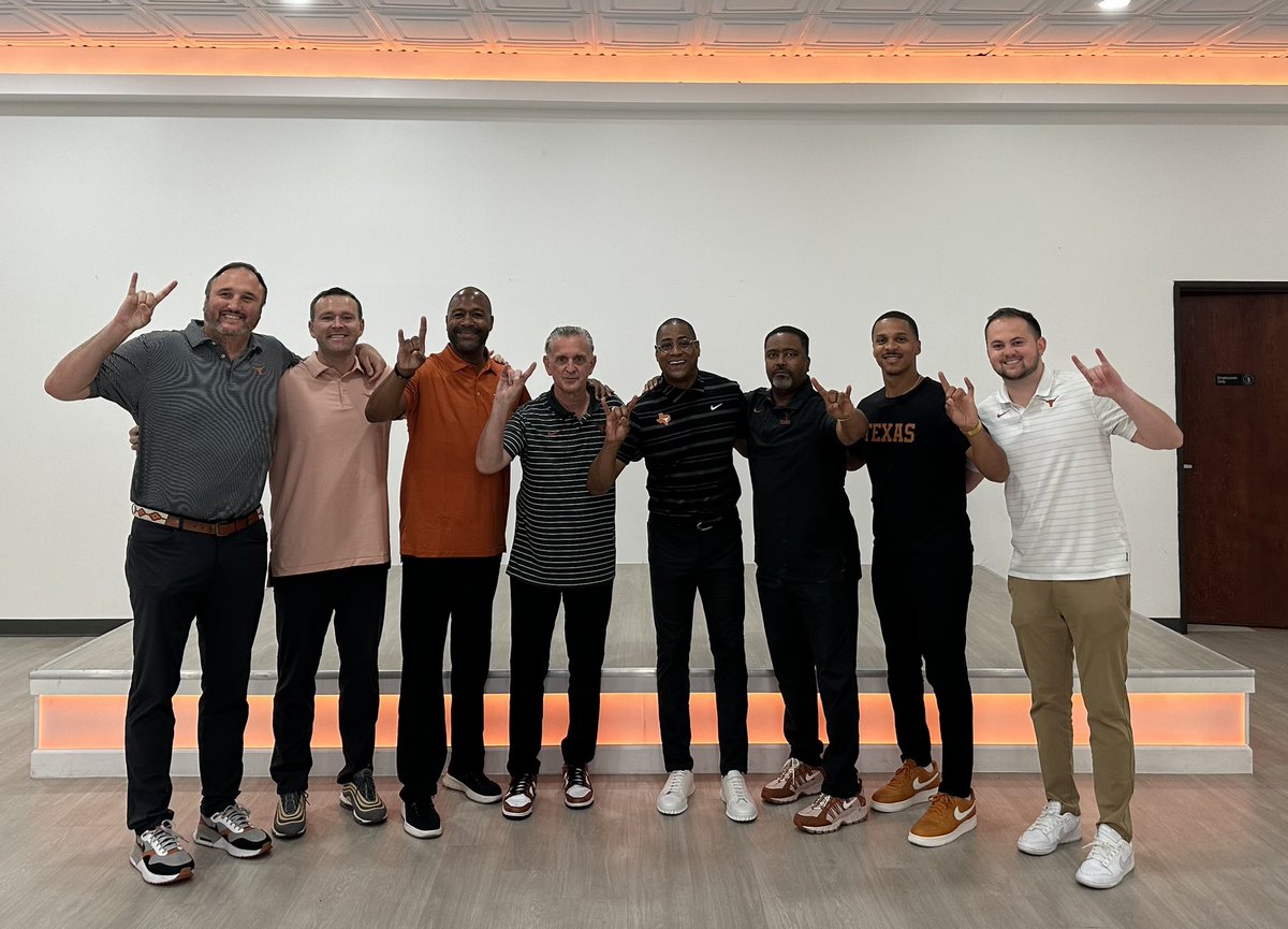 We had a blast at our chalk talk in the Metroplex. Thank you to all the coaches who came out! #HookEm🤘🏾