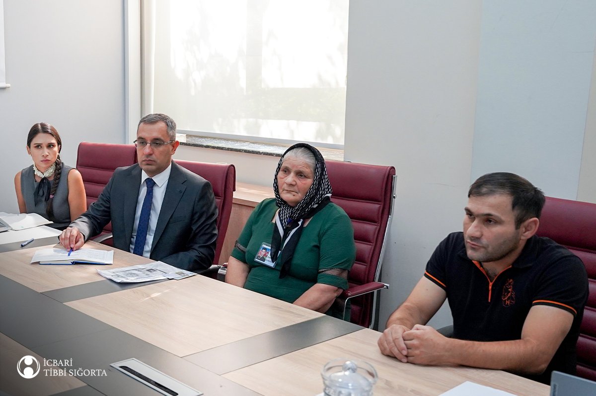 Qəbul qrafikinə uyğun olaraq vətəndaşlarla görüşdük. Onların müraciətlərini dinlədik və qeyd olunan məsələlərə qanunvericiliyə uyğun baxılması məqsədilə Agentliyin aidiyyəti struktur bölmələrinin rəhbərlərinə müvafiq tapşırıqlar verdik.