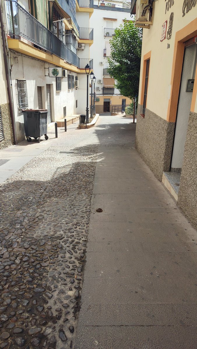 Buenas!!
En la calle San Andrés, a la altura del número 14, hace tiempo rompieron un bolardo de metal. Dejaron restos en el suelo, que sobresalen del mismo, siendo bastante peligroso para que se produzca un tropiezo o una caída.  Esperemos su pronto arreglo. Gracias!! <a href="/AytoJaen/">Ayuntamiento de Jaén</a>