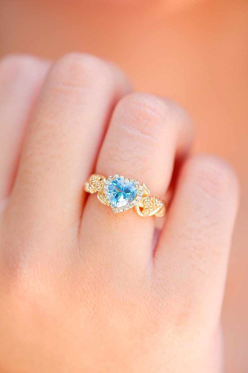 jewel_floral's tweet image. This is a baby topaz ring🩵 #topaz #topazring #naturaltopaz #bluestone #naturalinspiration