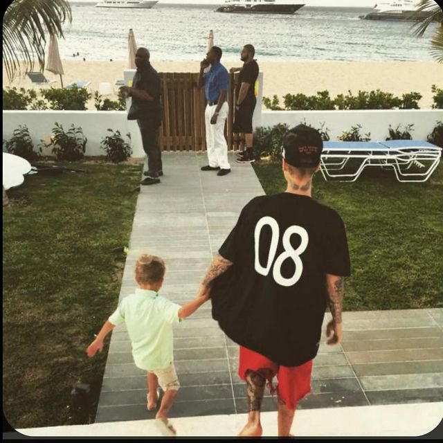 จัสตินอวยพรวันเกิดน้องชายครับ “นาย(น้องแจ็คสัน)ต้องรู้สึกแก่แหง วันนี้เจ้าเด็กคนโปรดของผมกำลังจะได้เป็นหนุ่ม high school แล้ว พี่ภูมิใจในตัวนายนะ โชคดีจริงๅที่ได้เป็นพี่ชายน้อง คิดถึงมากๆ!”