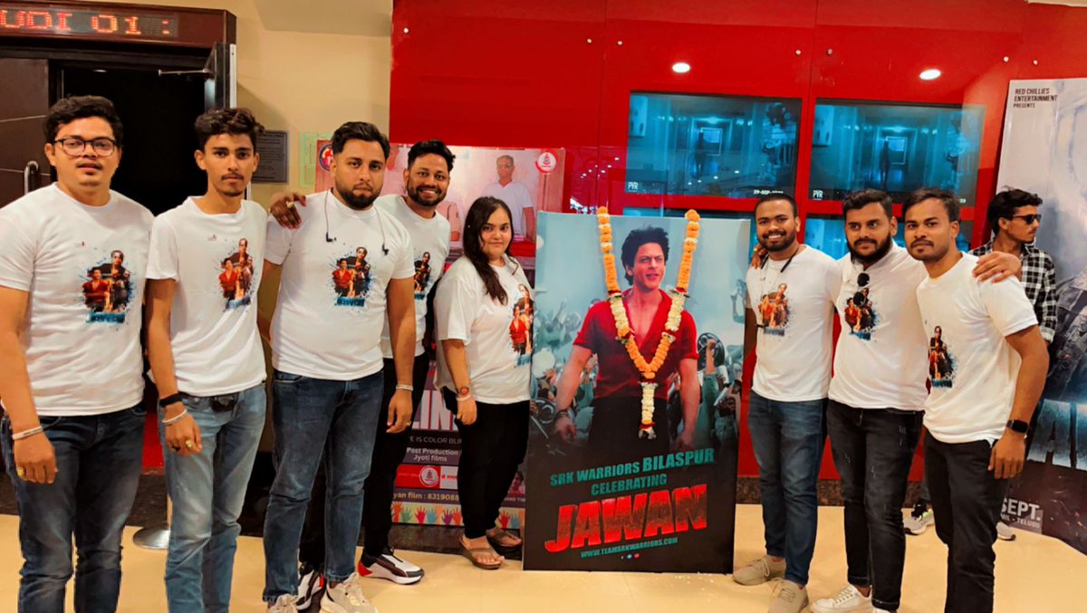 TeamSRKWarriors's tweet photo. SRK Warriors Bilaspur celebrating First Day First Show of #Jawan ❤️🔥

@iamsrk @RedChilliesEnt @Atlee_dir 

#JawanFirstDayFirstShow 
#ShahRukhKhan #JawanDay https://t.co/WMzmH4WxKs