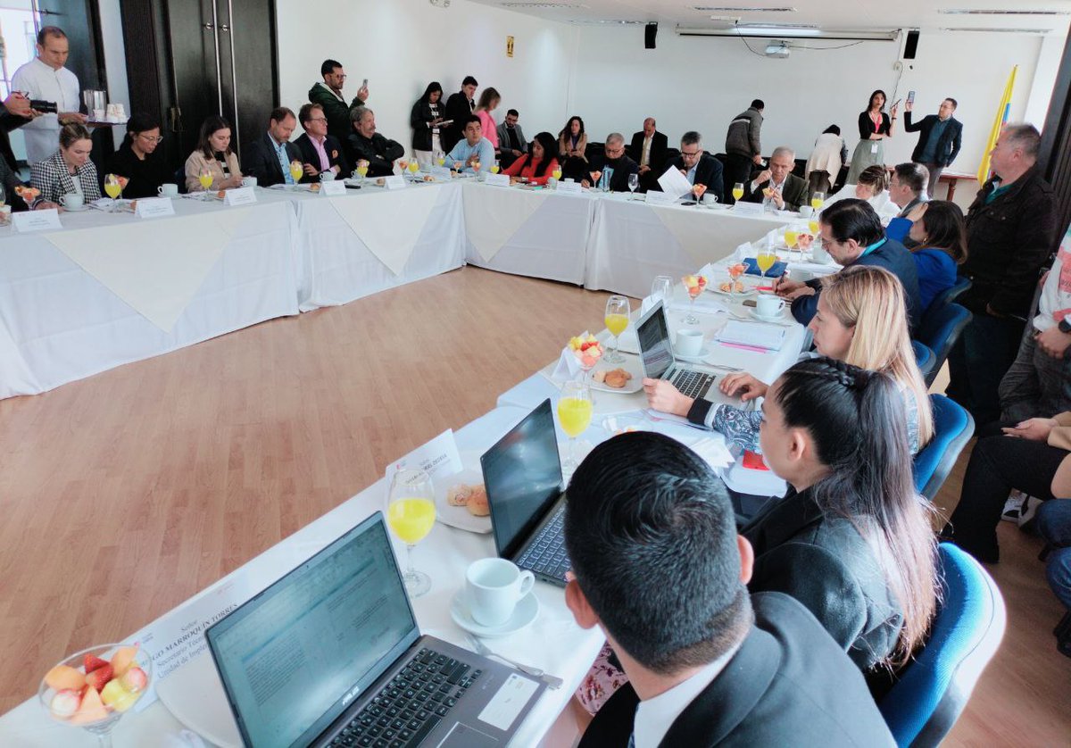 🟢#Ahora, La #CSIVI 3x3 inicia con la intervención de <a href="/MinInterior/">MinInterior Colombia</a> y director @ContactoDapre solidarizándose y condenando los hecho violentos que existen contra l a población firmante (sigue) ⏬