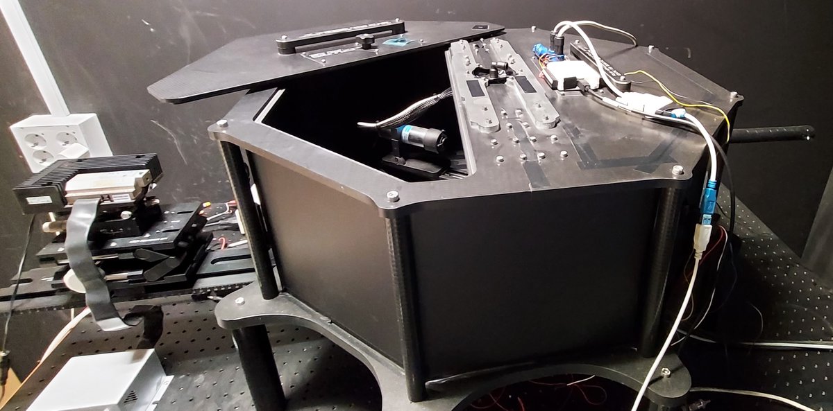 GFAT_ugr's tweet photo. Nuestro NPH cuenta con un detector capaz de rotar alrededor de las muestras para medir la dispersión producida en un amplio rango de ángulos. Además, el detector se encuentra en el interior de un "contenedor", ya que tenemos que medir en condiciones de oscuridad total. https://t.co/jABpnQdlDM