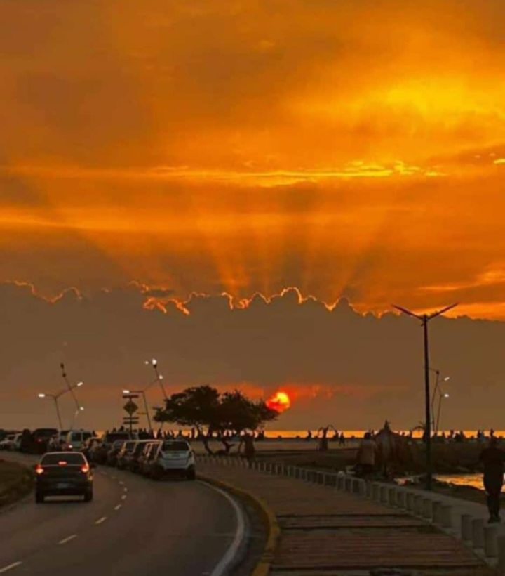 No podía dejar de publicar este reciente y hermoso atardecer visto desde la avenida Perimetral, Cumaná, Sucre 🇻🇪