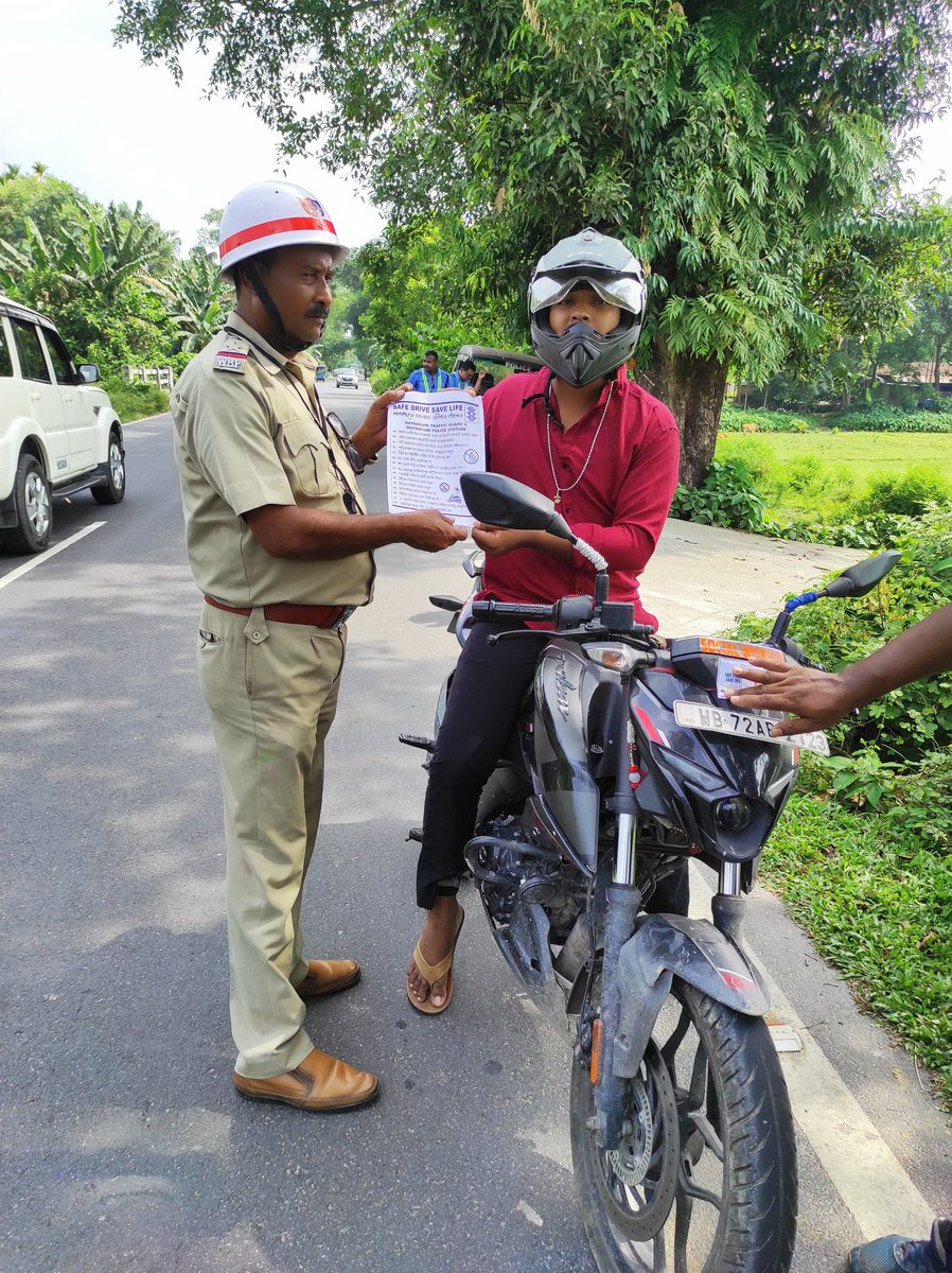Prasenjit629's tweet image. Today in front of Mainaguri Laxmir Hat on behalf of Mainaguri traffic officer and police administration. Common people are informed about safety and caution through Save Drive Save Life.
@KolkataPolice @maynaguripolice
#SaveDriveSaveLife #maynaguripolice #maynaguripolicestation