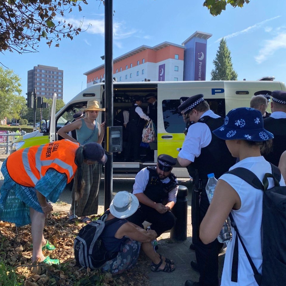 📢 Multiple Quakers arrested while worshipping in silence outside huge DSEI arms fair at the ExCel Centre. We believe God is in everyone. Killing or maiming people is not morally justifiable, nor is the trade in arms. #fightforpeace @FaySchlesinger @guardian @BBCBreaking