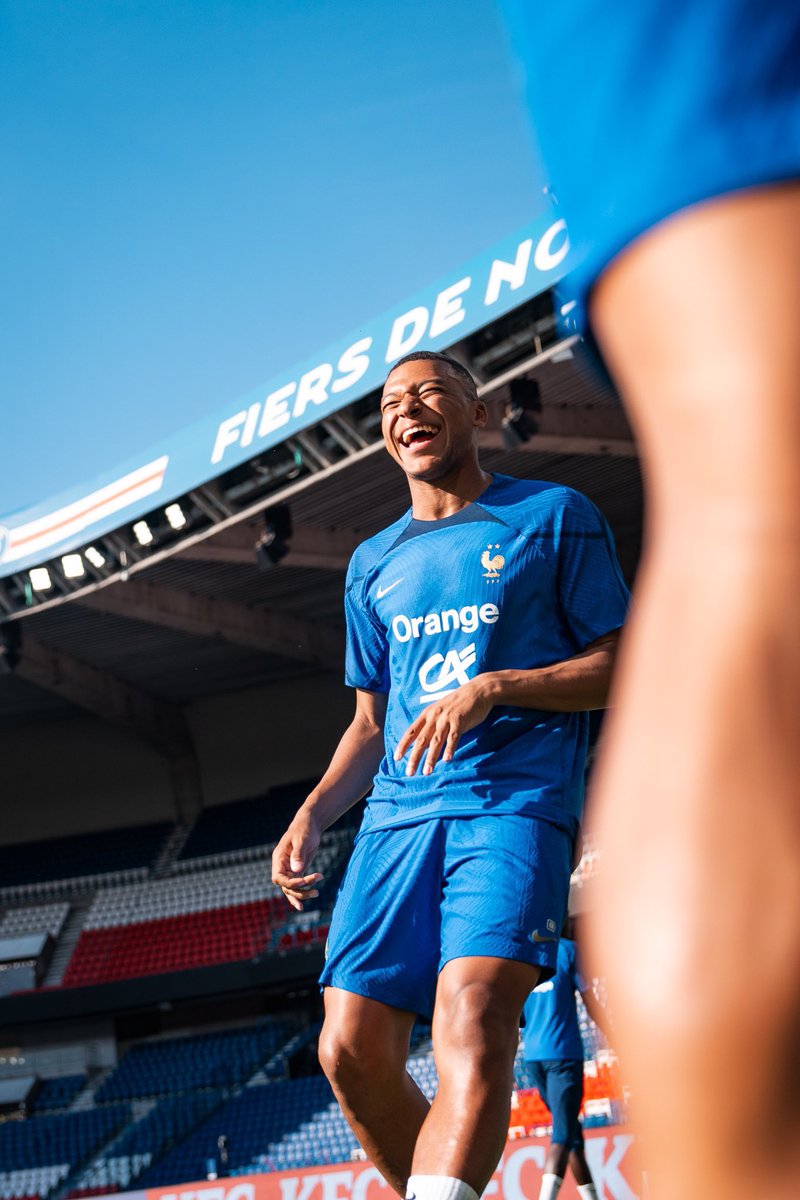 ActuFoot_'s tweet photo. Le prince du Parc. 👑🔴🔵

📸 @SimonMorcel / @equipedefrance https://t.co/GVOZHKvl4r