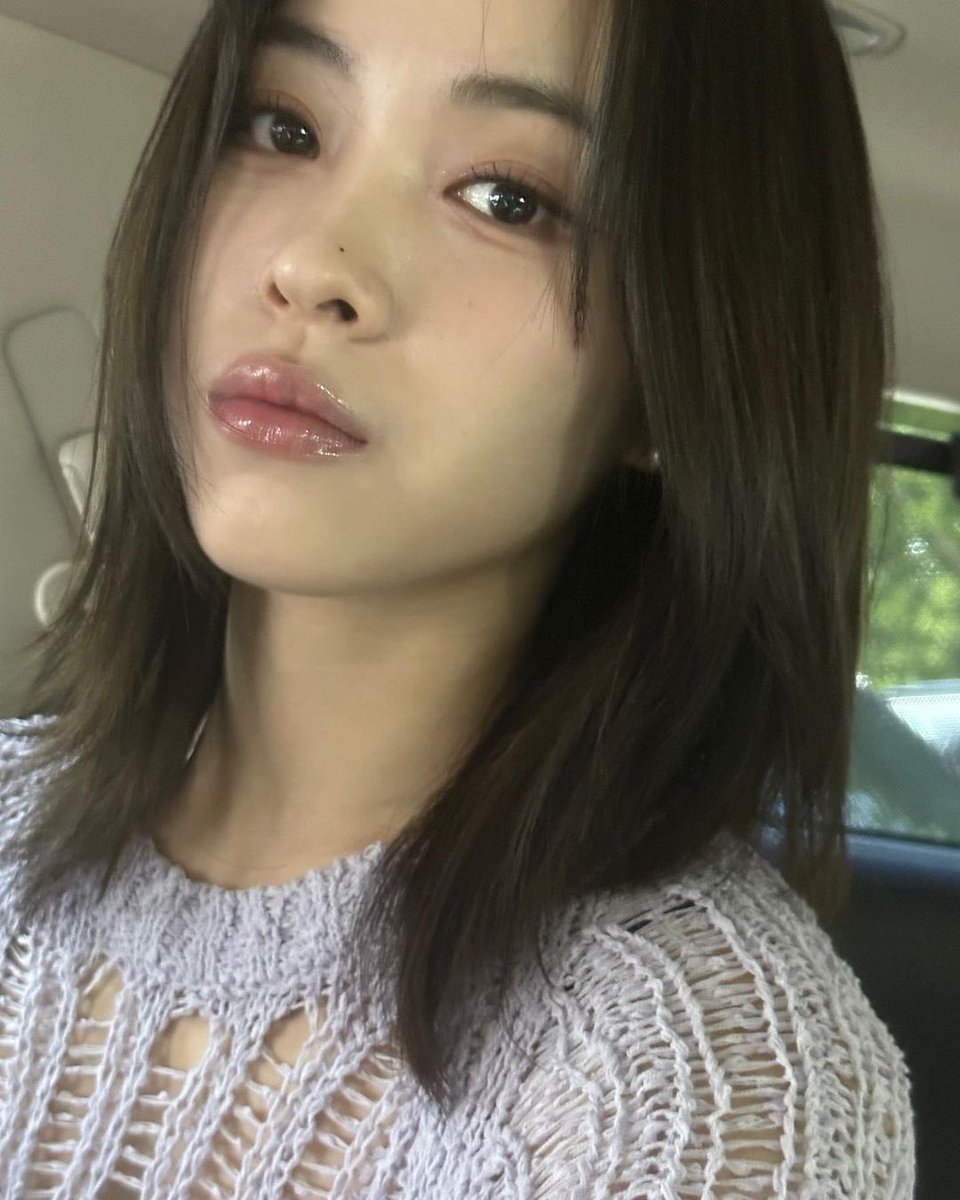 ryujienw's tweet photo. searched the gallery and apparently I found a photo that I want to upload to share with all MIDZY 😋 I took this photo quite a while ago during the comeback promotional activities for the song "CAKE" yesterday 🫣🎡 https://t.co/OCsPKfQXkk