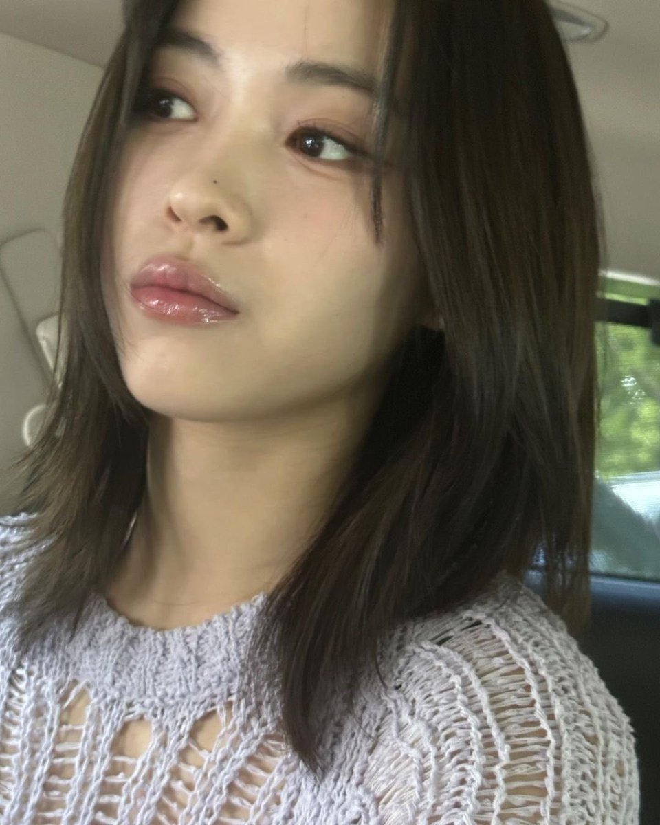 ryujienw's tweet photo. searched the gallery and apparently I found a photo that I want to upload to share with all MIDZY 😋 I took this photo quite a while ago during the comeback promotional activities for the song "CAKE" yesterday 🫣🎡 https://t.co/OCsPKfQXkk