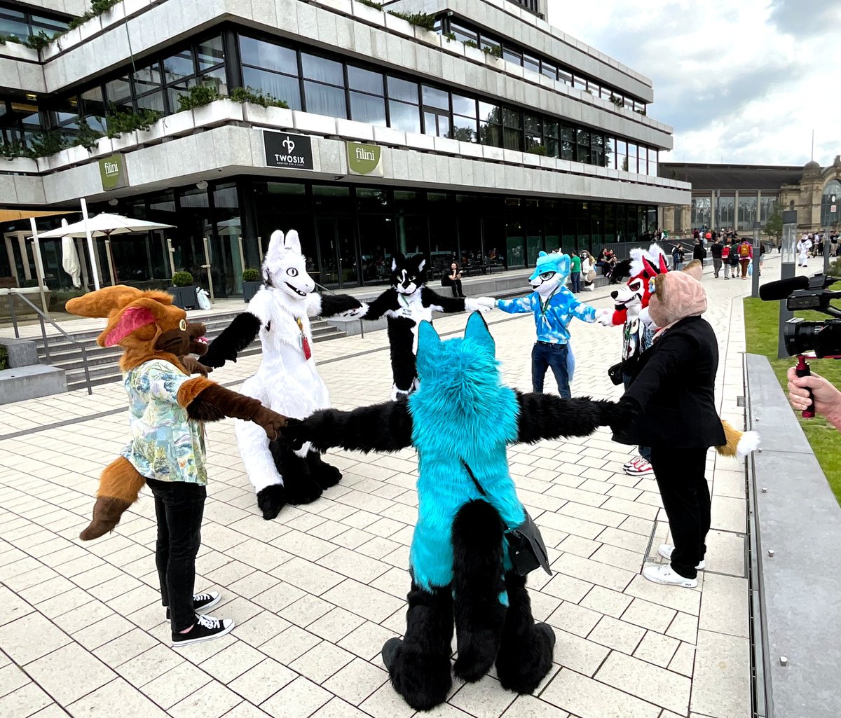 #EF27 is over and I'm gonna miss goofing around with all the other floofs there. It's been a blast, thank you everyone &lt;3

📸 <a href="/souvillaine/">Souvillaine</a> 

Please tag the other suiters if you recognise them! :'D
#Eurofurence27 #Eurofurence