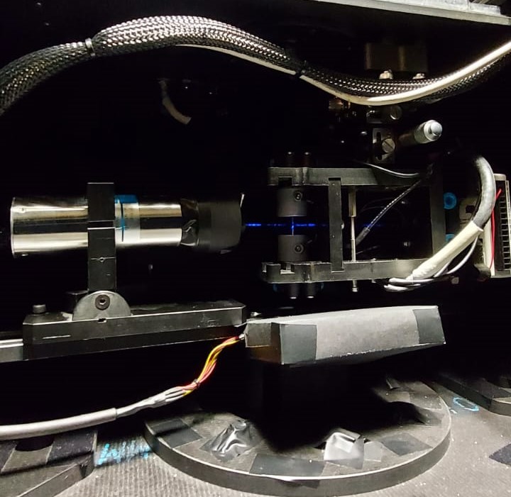 GFAT_ugr's tweet photo. Podemos acoplar dos tubos al contenedor para producir un chorro estable de aerosol, o bien una trampa electrodinámica para estudiar partículas individuales. Con todo esto, podemos estudiar una misma muestra de aerosol atmosférico a nivel de partícula individual o de conjunto. https://t.co/yS6mGOiU95