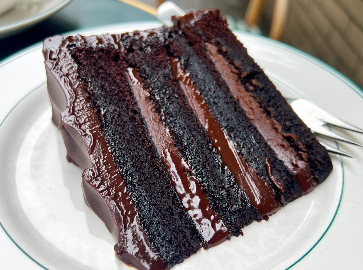 muni_gurume's tweet photo. 【Ralph’s coffee】
@東京：表参道駅から徒歩5分

しっとり甘々な濃厚チョコケーキを食べられるお店。
かなり甘味の強い甘党のための極上ケーキで、ずっしり重みも感じられる食べ応え抜群スイーツ！
テラス席もオシャレな雰囲気になっていて、優雅なカフェタイムを過ごせること間違いなし🍫 https://t.co/pJWJjDz7IX