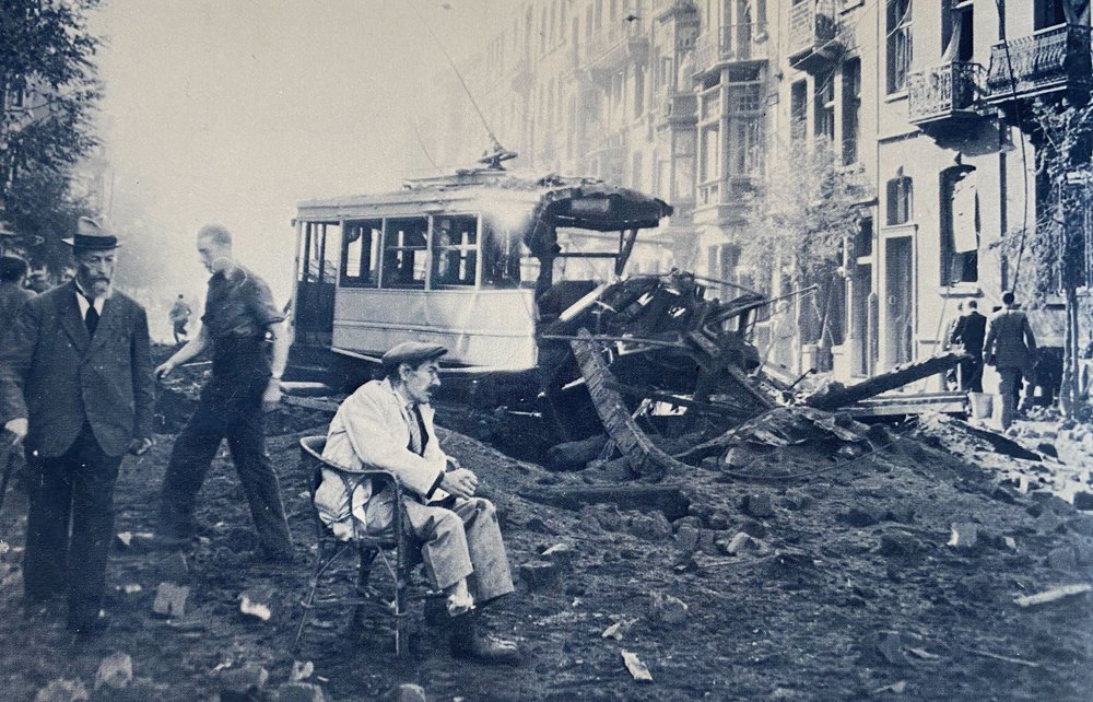 STIBMIVB's tweet photo. Le 7 septembre 1943, il y a exactement 80 ans jour pour jour, un bombardement allié visait Ixelles, Evere et Etterbeek. 

Malheureusement, les bombes ont également touché des civils. Le bilan est terrible : au total près de 300 morts, dont 20 dans 3 trams du Tramway Bruxellois. Parmi eux principalement des voyageurs, mais aussi un conducteur et un receveur. Aujourd'hui, nous voulons nous souvenir de toutes les victimes.

Vous souhaitez en savoir plus sur l’impact de la Seconde Guerre mondiale sur le réseau de tram bruxellois ? Écoutez notre épisode podcast 🎧➡️ https://t.co/faZdf46VMK #stib