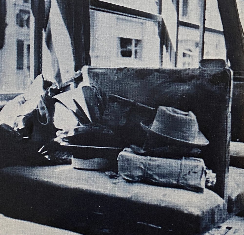 STIBMIVB's tweet photo. Le 7 septembre 1943, il y a exactement 80 ans jour pour jour, un bombardement allié visait Ixelles, Evere et Etterbeek. 

Malheureusement, les bombes ont également touché des civils. Le bilan est terrible : au total près de 300 morts, dont 20 dans 3 trams du Tramway Bruxellois. Parmi eux principalement des voyageurs, mais aussi un conducteur et un receveur. Aujourd'hui, nous voulons nous souvenir de toutes les victimes.

Vous souhaitez en savoir plus sur l’impact de la Seconde Guerre mondiale sur le réseau de tram bruxellois ? Écoutez notre épisode podcast 🎧➡️ https://t.co/faZdf46VMK #stib